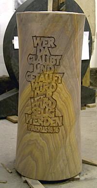 Taufstein von vorne